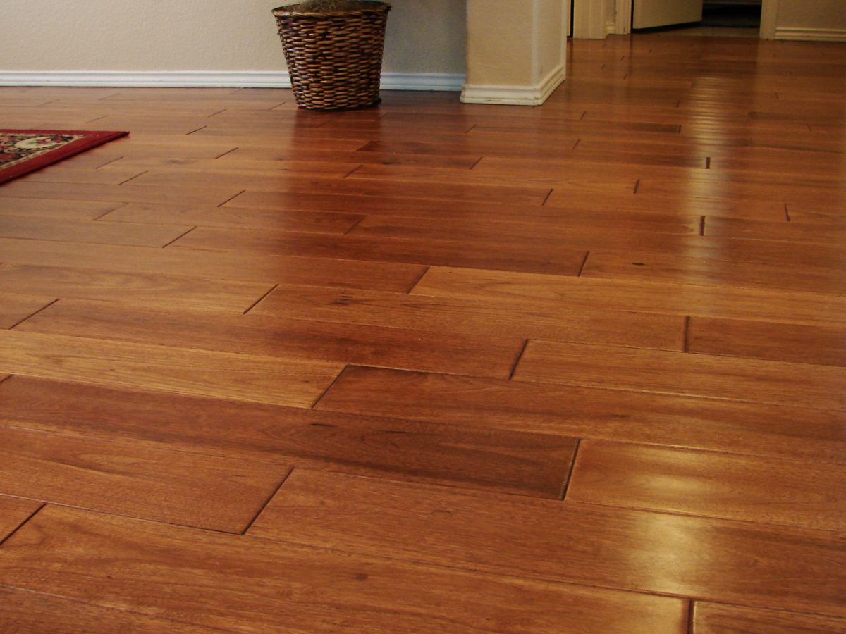 Finished hickory hardwood floor, the surface professional drying works to save