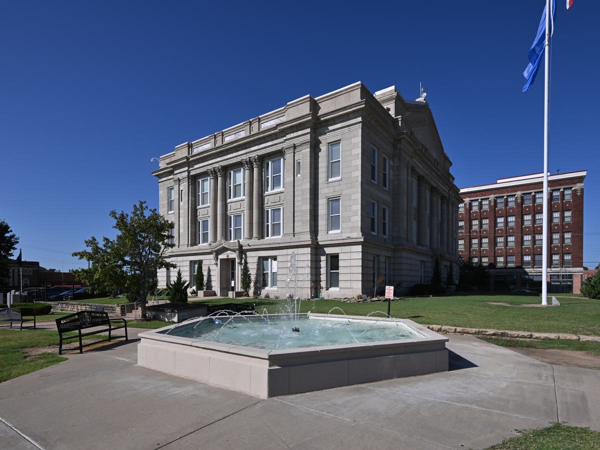 The Creek County Courthouse and its fountain plaza in Sapulpa, Oklahoma